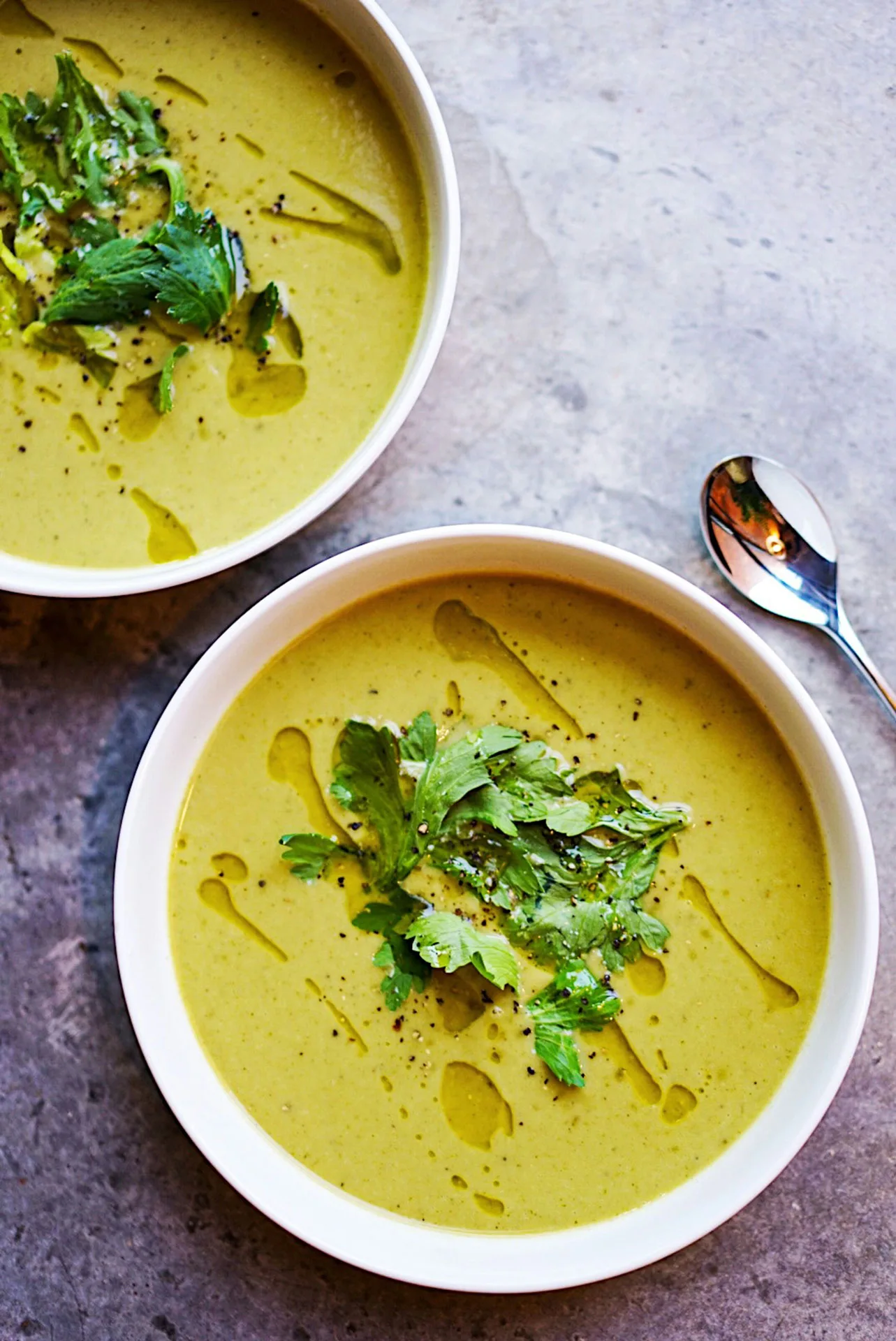 grüne Suppe mit Kräutern garniert